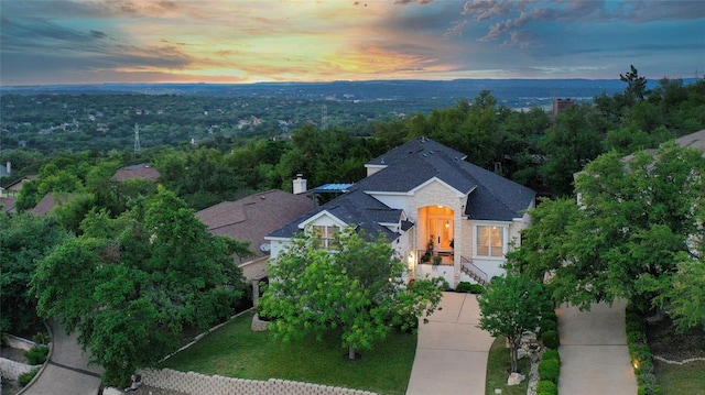 birds eye view of property featuring a wooded view