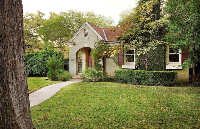 view of front facade featuring stucco siding and a front yard