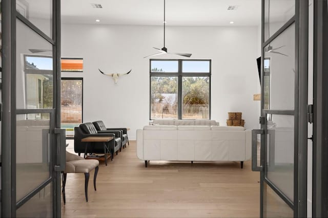 sitting room featuring recessed lighting, light wood-style floors, visible vents, and ceiling fan