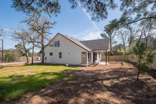 113 Eaglenest Ct, Smithville, TX 78957 - rear view of property featuring a fenced backyard and roof with shingles
