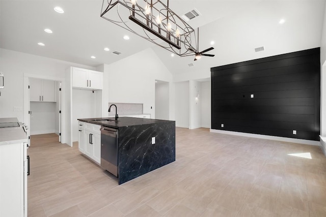 kitchen with visible vents, an inviting chandelier, a kitchen island with sink, a sink, and dishwasher