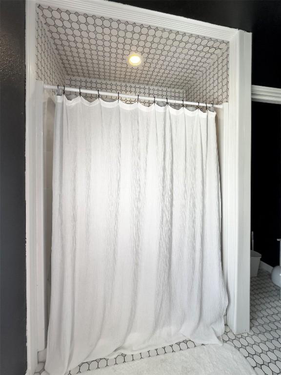 707 Sandy Harbor Dr, Horseshoe Bay, TX 78657 - full bathroom featuring toilet and a shower with shower curtain