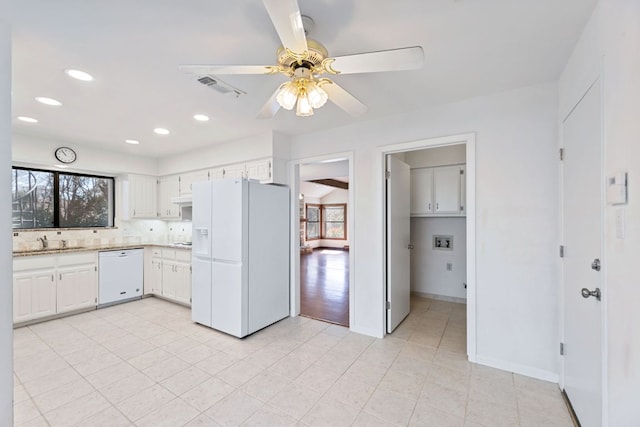 kitchen featuring a sink, white appliances, a wealth of natural light, and ceiling fan