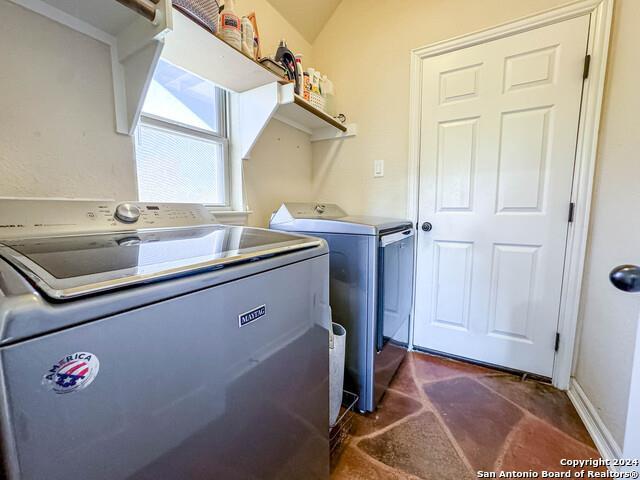 320 Mill Run, New Braunfels, TX 78132 - laundry area with washing machine and dryer