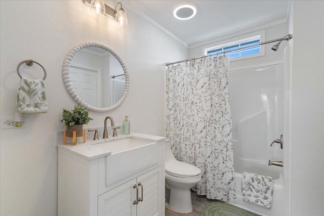 bathroom with shower / bath combo with shower curtain, toilet, vanity, and crown molding