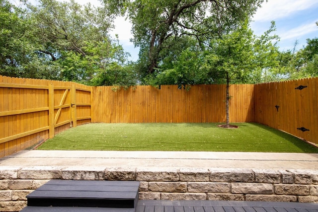 view of yard featuring a fenced backyard