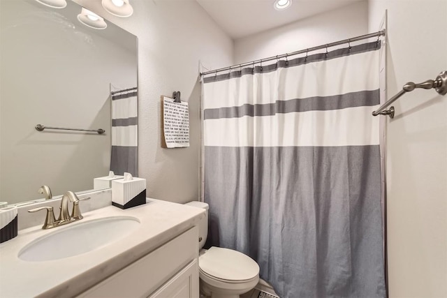 921 Morning Moon Cir, Austin, TX 78732 - bathroom featuring toilet, vanity, a shower with curtain, and recessed lighting