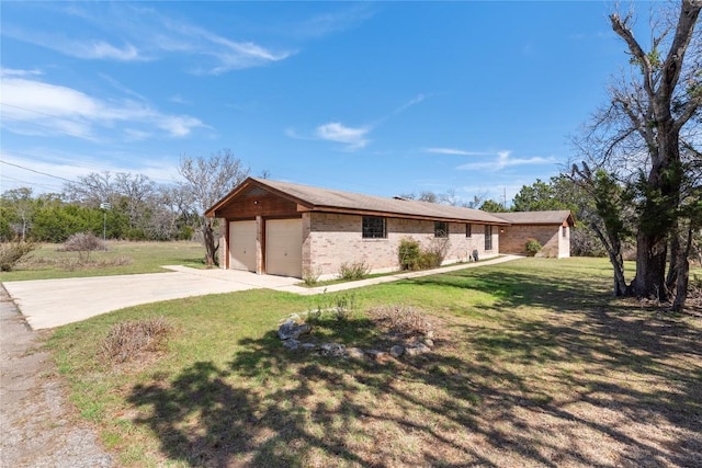 view of front facade featuring a garage and a front yard