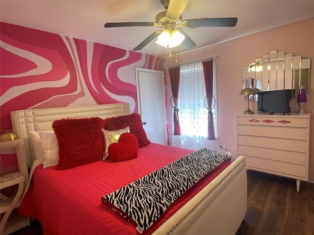 bedroom featuring wood finished floors and a ceiling fan