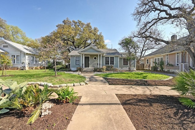 view of front facade featuring a front lawn