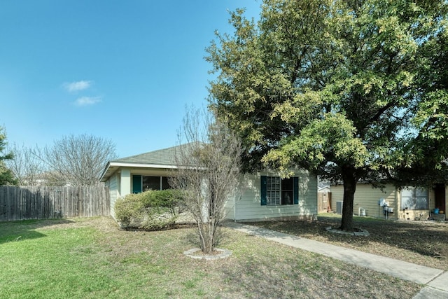 view of front facade featuring a front yard and fence