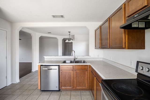 kitchen with visible vents, a sink, under cabinet range hood, stainless steel appliances, and light countertops