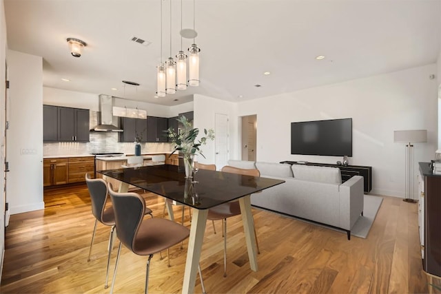 dining area featuring recessed lighting, visible vents, baseboards, and light wood-style flooring