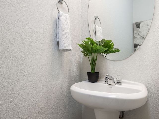 248 Brady Creek Way, Leander, TX 78641 - bathroom featuring a textured wall and a sink