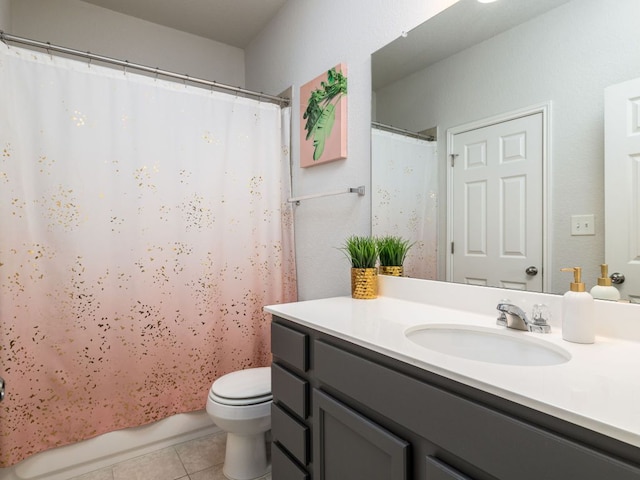 full bath featuring tile patterned flooring, toilet, vanity, and a shower with curtain