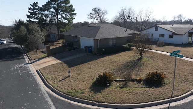 view of front of property with driveway