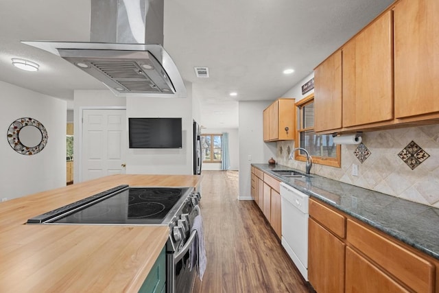 kitchen featuring visible vents, a sink, tasteful backsplash, electric range oven, and dishwasher