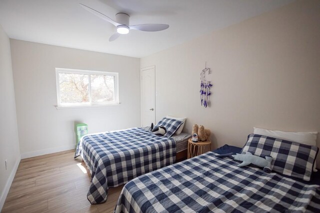 bedroom with wood finished floors, baseboards, and ceiling fan