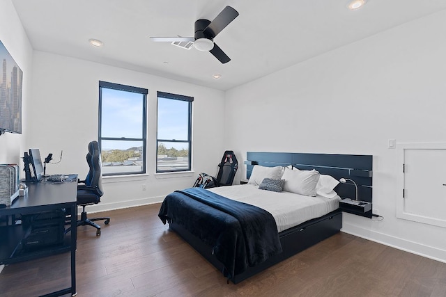 bedroom featuring a ceiling fan, visible vents, wood finished floors, baseboards, and recessed lighting