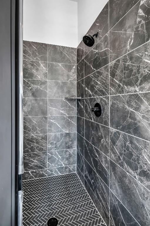 full bath with tiled shower