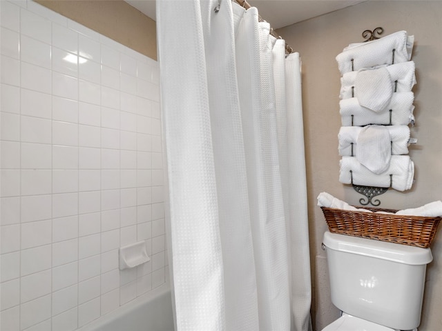 full bathroom featuring toilet and shower / tub combo with curtain