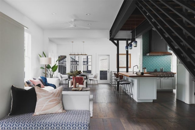 living area featuring dark wood-style floors and ceiling fan