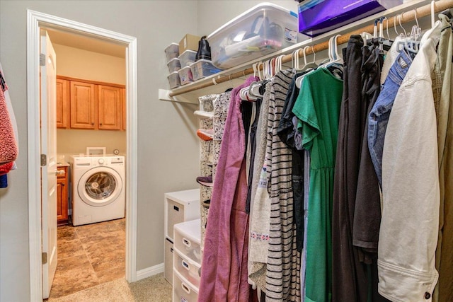 walk in closet with washer / dryer