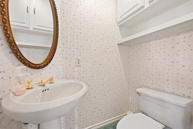 5315 Valburn Cir, Austin, TX 78731 - half bathroom featuring wallpapered walls