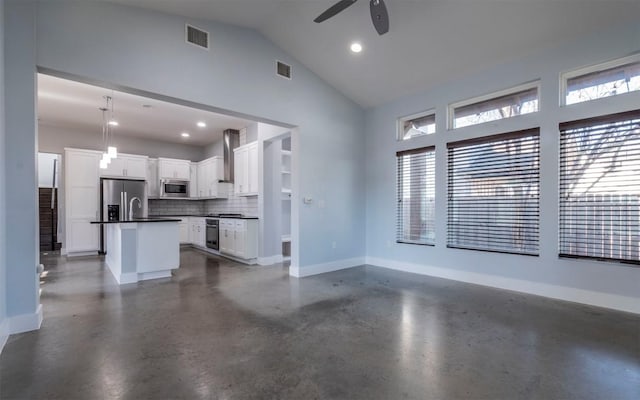 unfurnished living room featuring a ceiling fan, visible vents, concrete floors, and baseboards