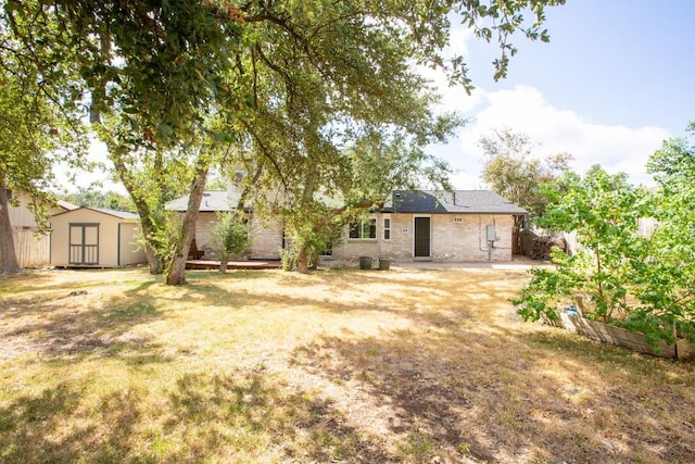 view of yard featuring an outdoor structure and a shed