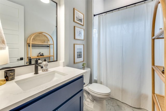 full bathroom with curtained shower, toilet, and vanity