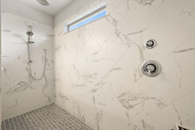 bathroom featuring a tile shower