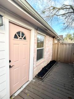 entrance to property with fence