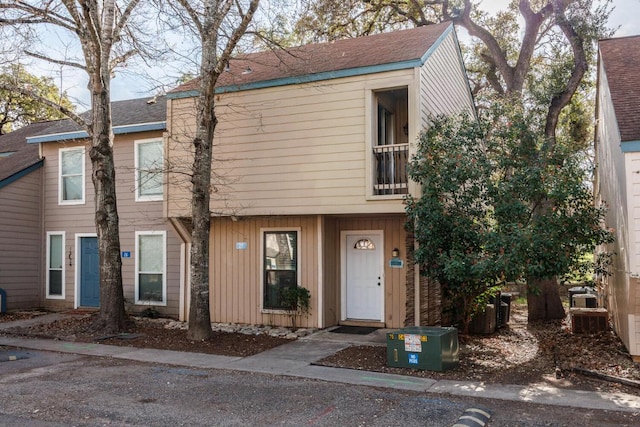 townhome / multi-family property featuring a shingled roof