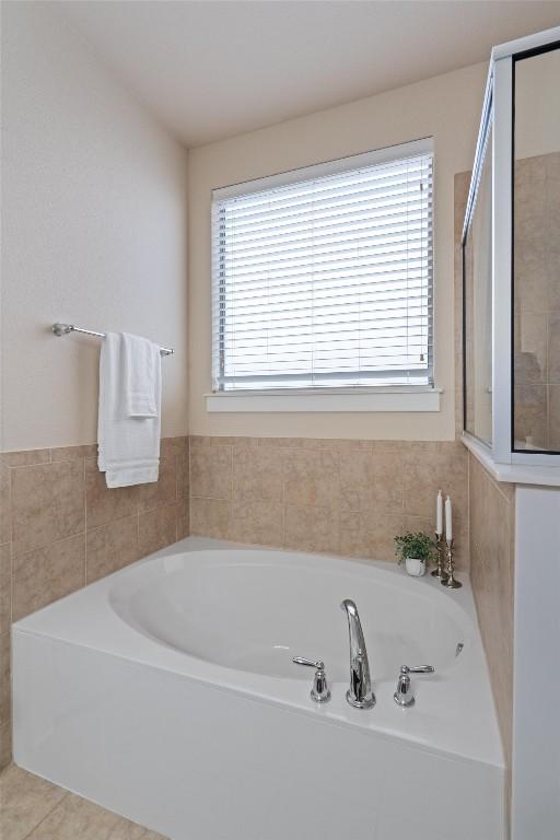 4706 Madrid Dr, Georgetown, TX 78628 - bathroom featuring a garden tub