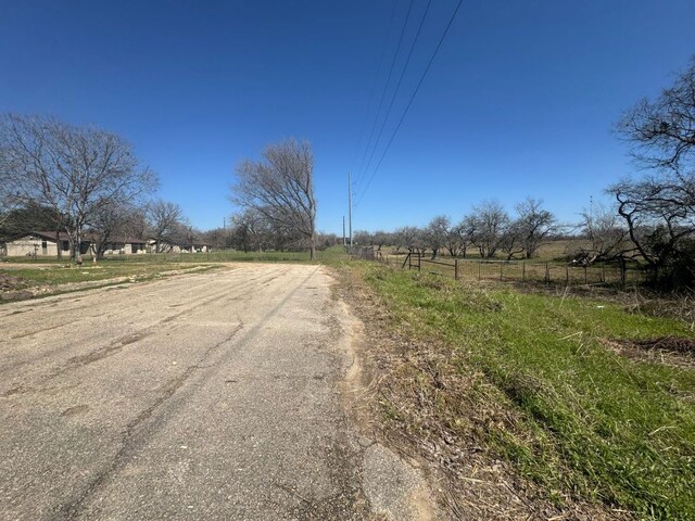 Listing photo 3 for 135 Cain St, Luling TX 78648