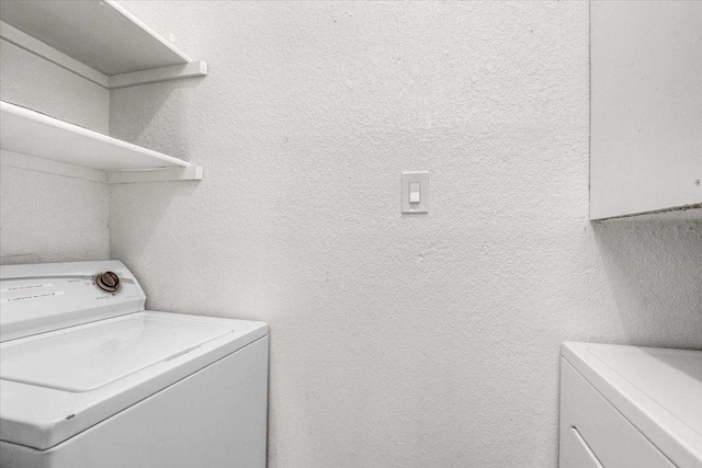 807 W 25th St Unit 307, Austin, TX 78705 - washroom featuring a textured wall