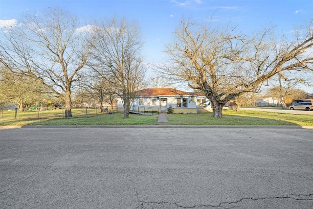 631 S Harris St, Giddings, TX 78942 - view of front of house featuring a front lawn and fence