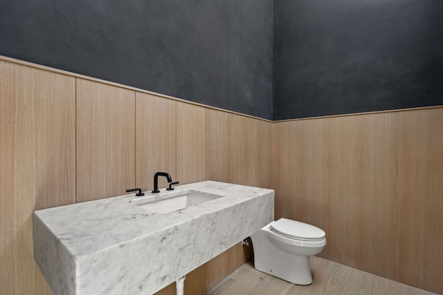 6102 Forest Hills Dr, Austin, TX 78746 - bathroom with a sink and toilet
