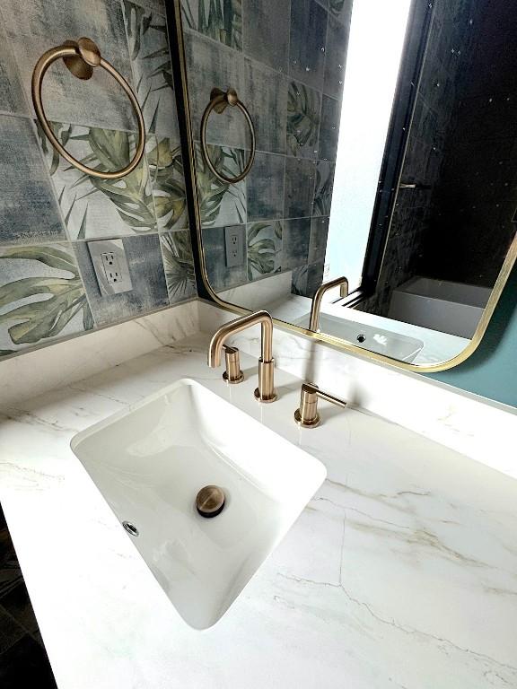 705 E 50th St, Austin, TX 78751 - room details featuring a sink