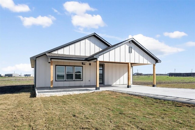 195 Bianca Cir, Del Valle, TX 78617 - modern farmhouse featuring a front lawn, board and batten siding, and driveway