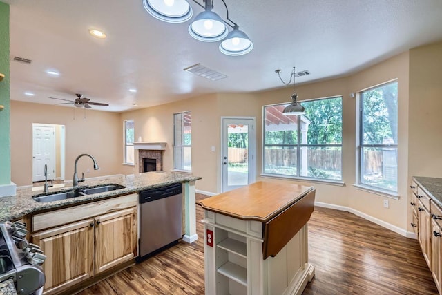 2708 Winding Brook Dr, Austin, TX 78748 - kitchen featuring stainless steel appliances, a sink, dark wood-type flooring, baseboards, and recessed lighting