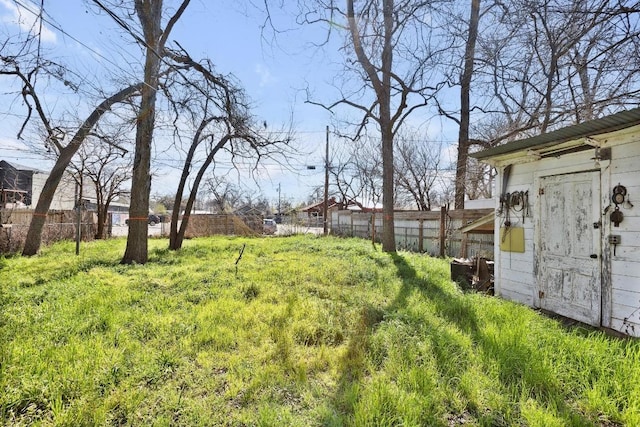 2705 E 2nd St, Austin, TX 78702 - view of yard featuring an outdoor structure