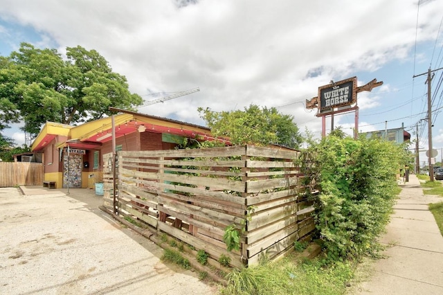 2705 E 2nd St, Austin, TX 78702 - view of side of home