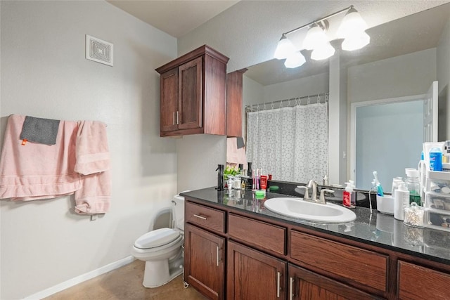 full bathroom featuring vanity, baseboards, a shower with curtain, toilet, and visible vents