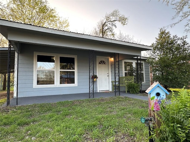 view of front of house with a front yard and covered porch