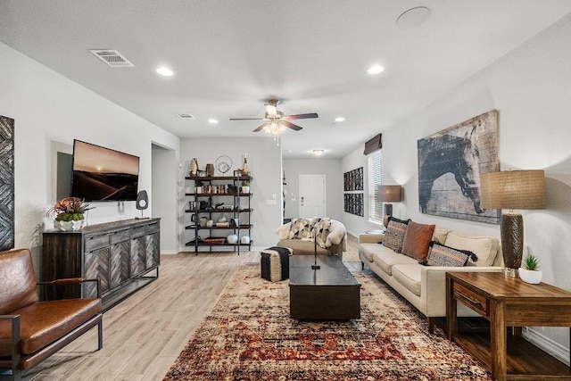 living room with light wood-style flooring, recessed lighting, visible vents, and ceiling fan