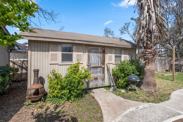 1304 Gatlinburg Dr, Pflugerville, TX 78660 - view of outdoor structure featuring an outbuilding and fence
