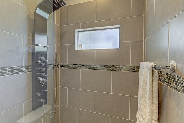 2612 Hidalgo St, Austin, TX 78702 - bathroom featuring a tile shower