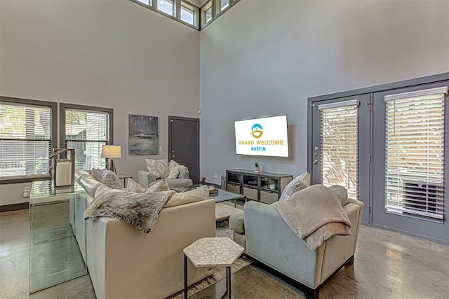 2612 Hidalgo St, Austin, TX 78702 - living area with a towering ceiling